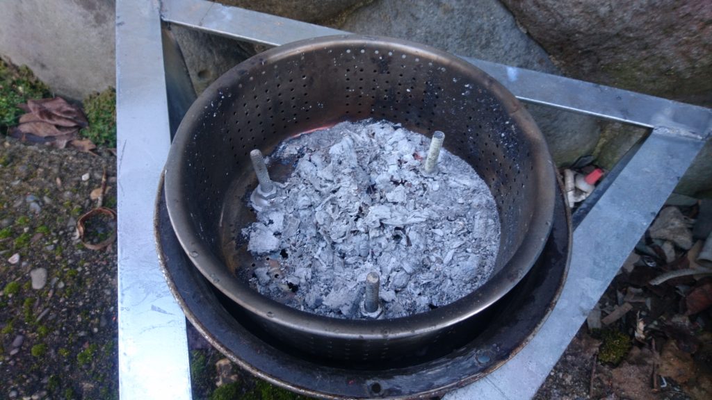 廃材で自作した焚火台に火入れしました。完全燃焼