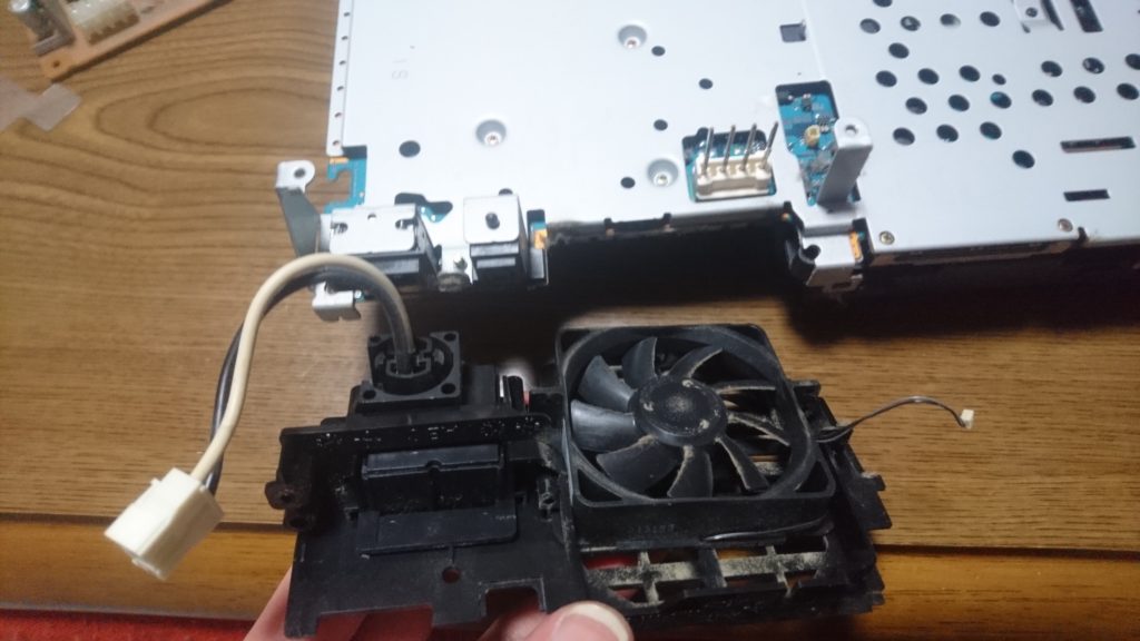 PS2（SCPH-30000）分解清掃とドライブの修理しました！　冷却ファン外す　