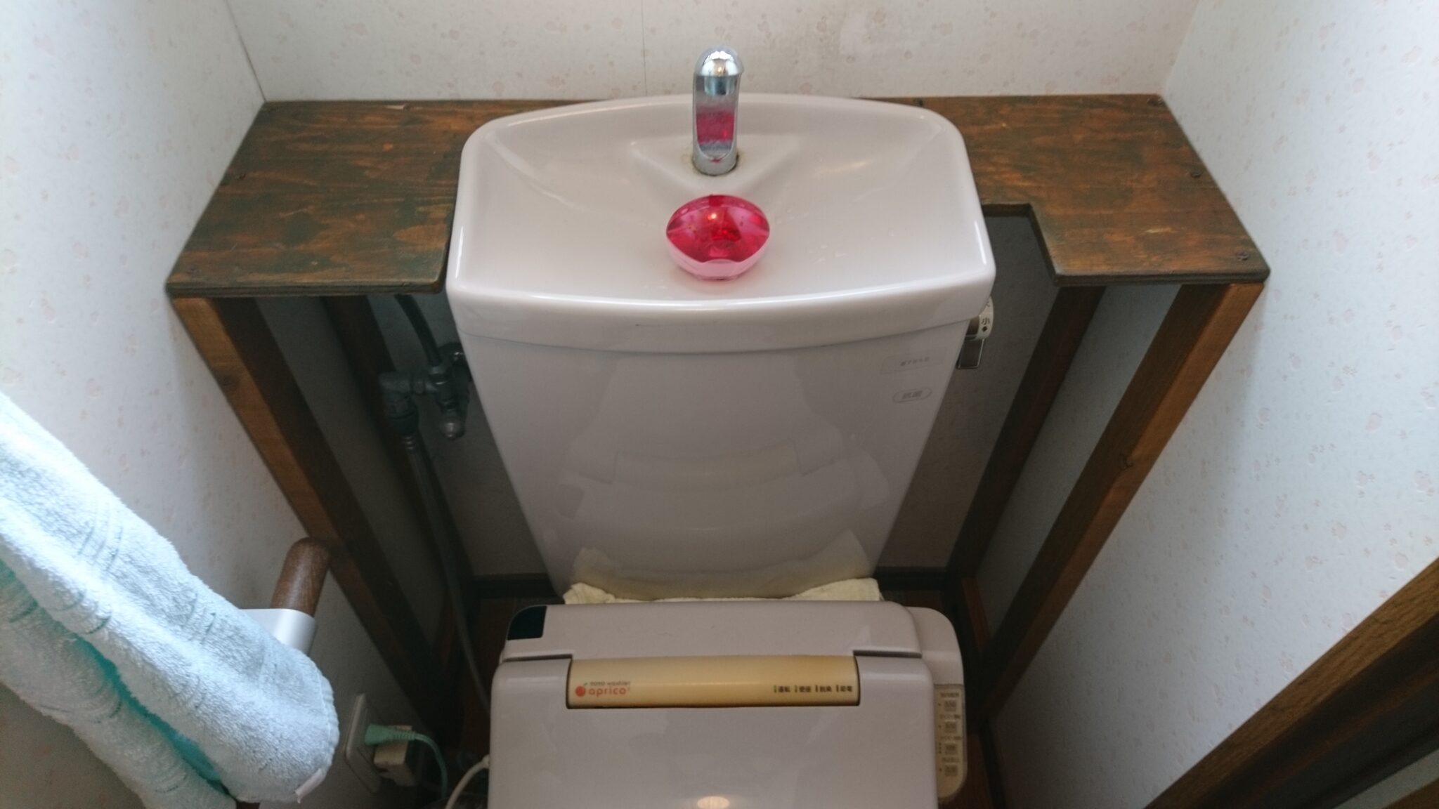 廃材の木材で手洗い付きトイレタンクに棚を作りました！（素人DIY） /よぴかりさん