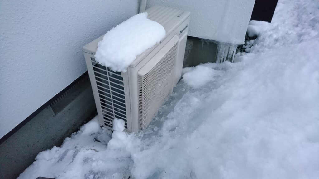 エアコンの室外機の凍結防止　エアコンの室外機が凍り付いた！