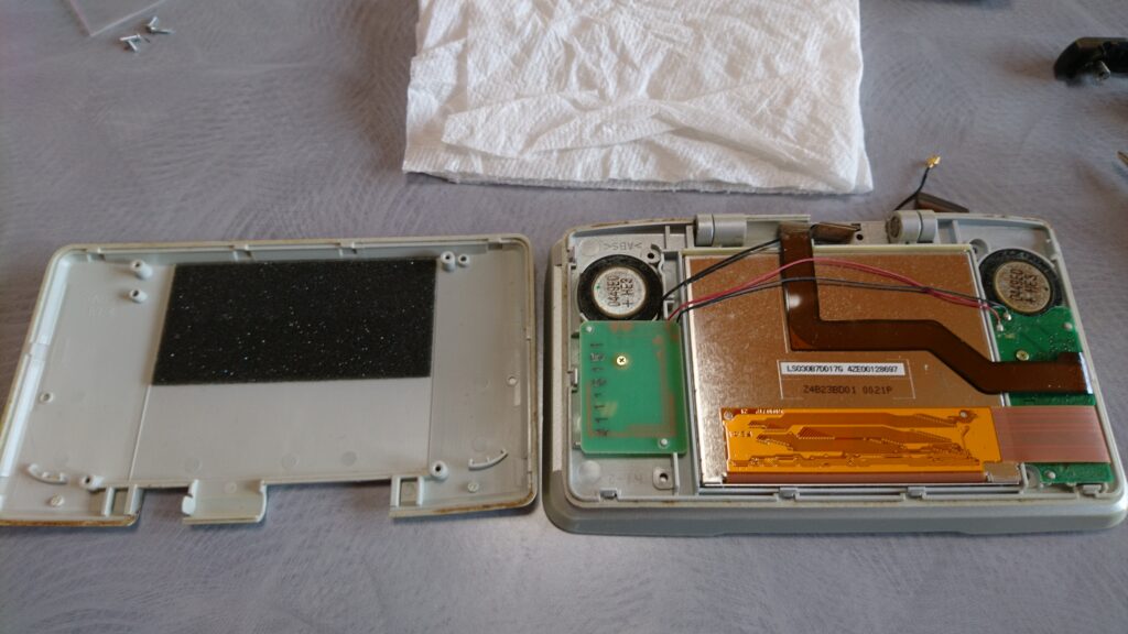 初代DSの上蓋分解　液晶基板へアクセス