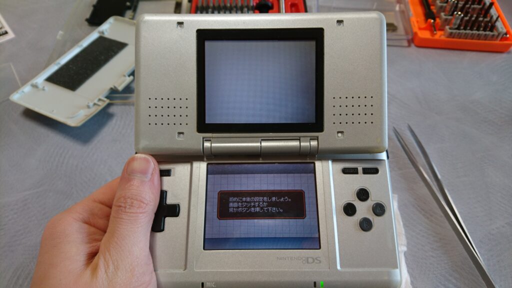 初代DSの上側液晶パネルに映像が出ない　（ケーブルが斜めに接続されていた）