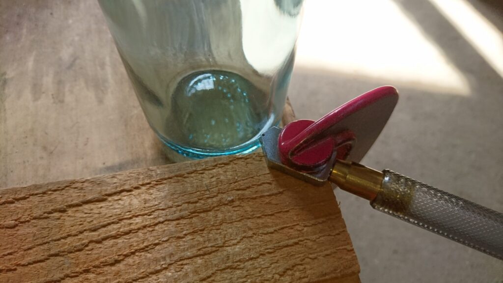 ラムネ瓶で風鈴を作る　ラムネ瓶にガラスカッターでキズを付ける