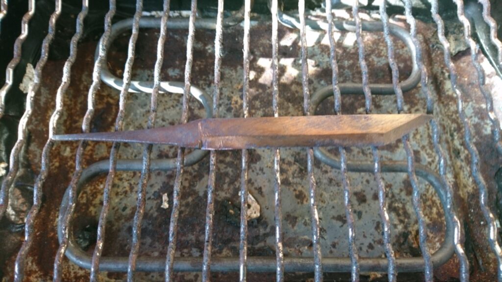 100均のヤスリからナイフ製作。焼きなまし。
