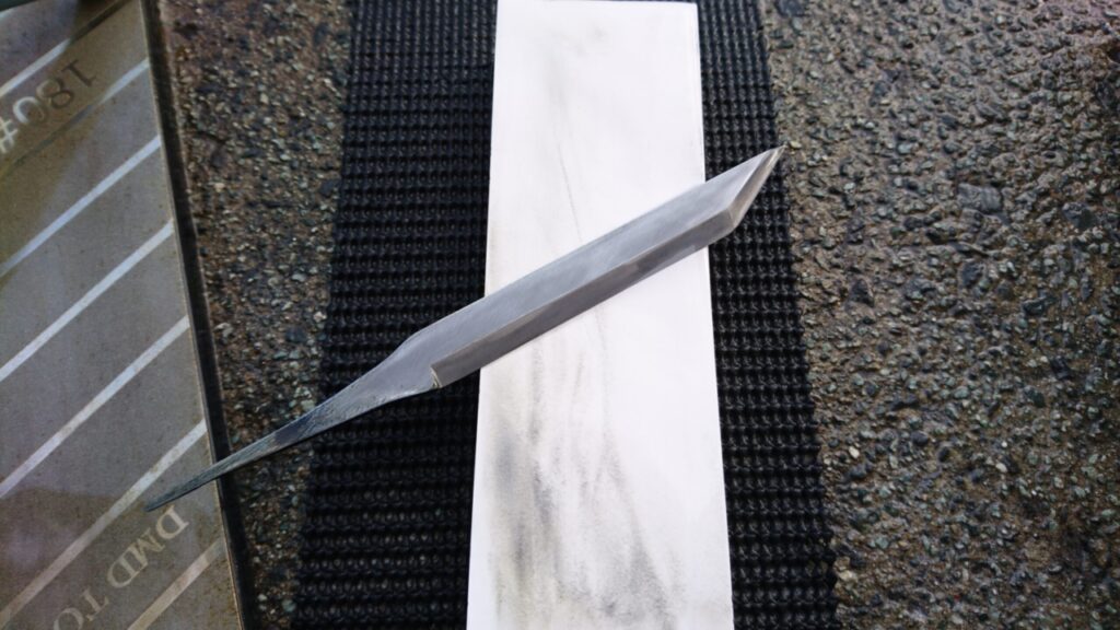 100均のヤスリからナイフ製作。刃をつける。
