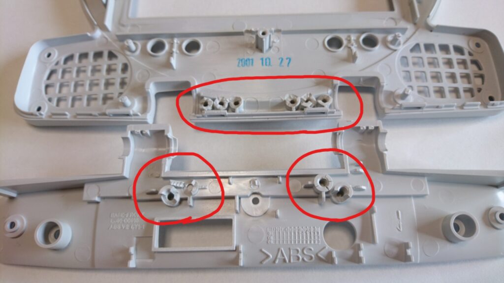 PSoneモニターヒンジ固定部分の修理！　ヒンジを固定するネジ穴が破損。
