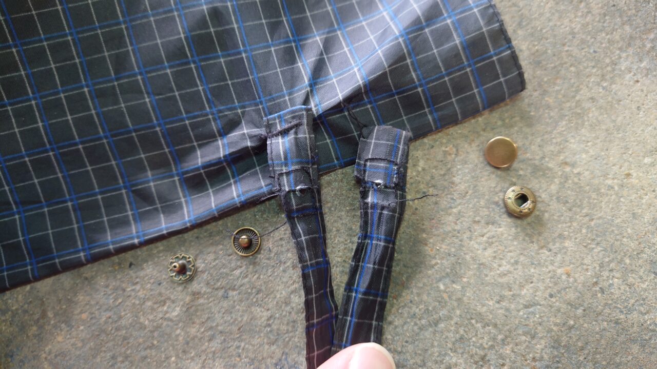 ネームバンドに目打ちでバネホック取り付け穴を開ける。