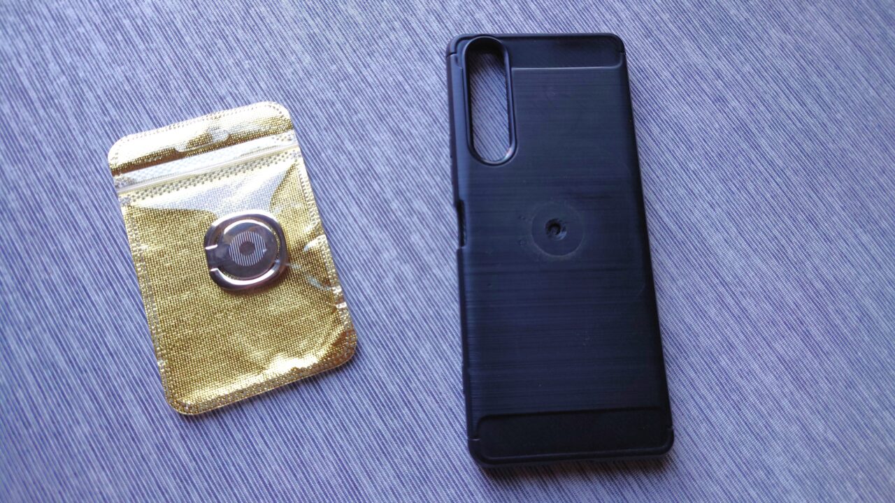 ネットで購入した新しいスマホリング。（約¥500円）