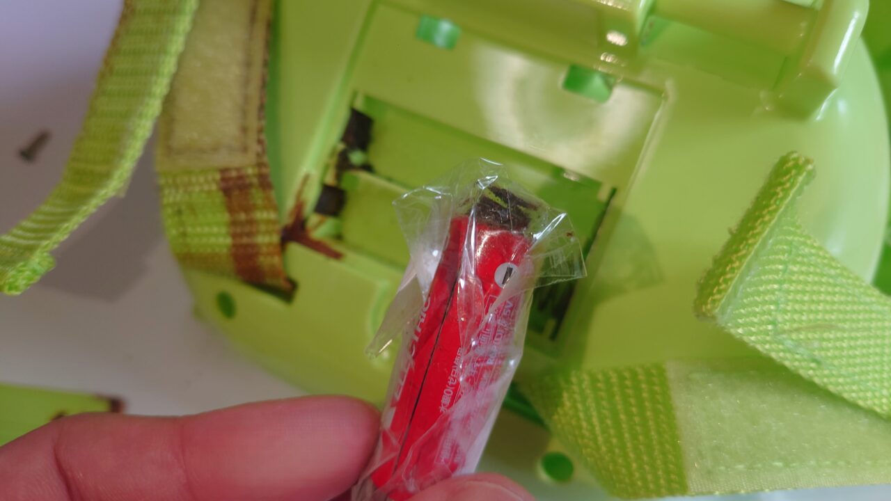 腐蝕していて電池を外すと端子の一部ごと外れた。