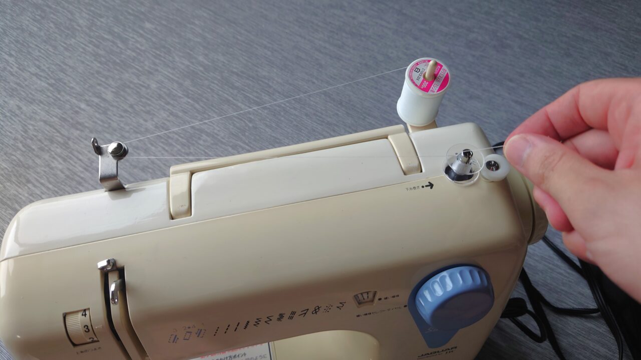 100均のミシン糸を100均のボビンに巻く。