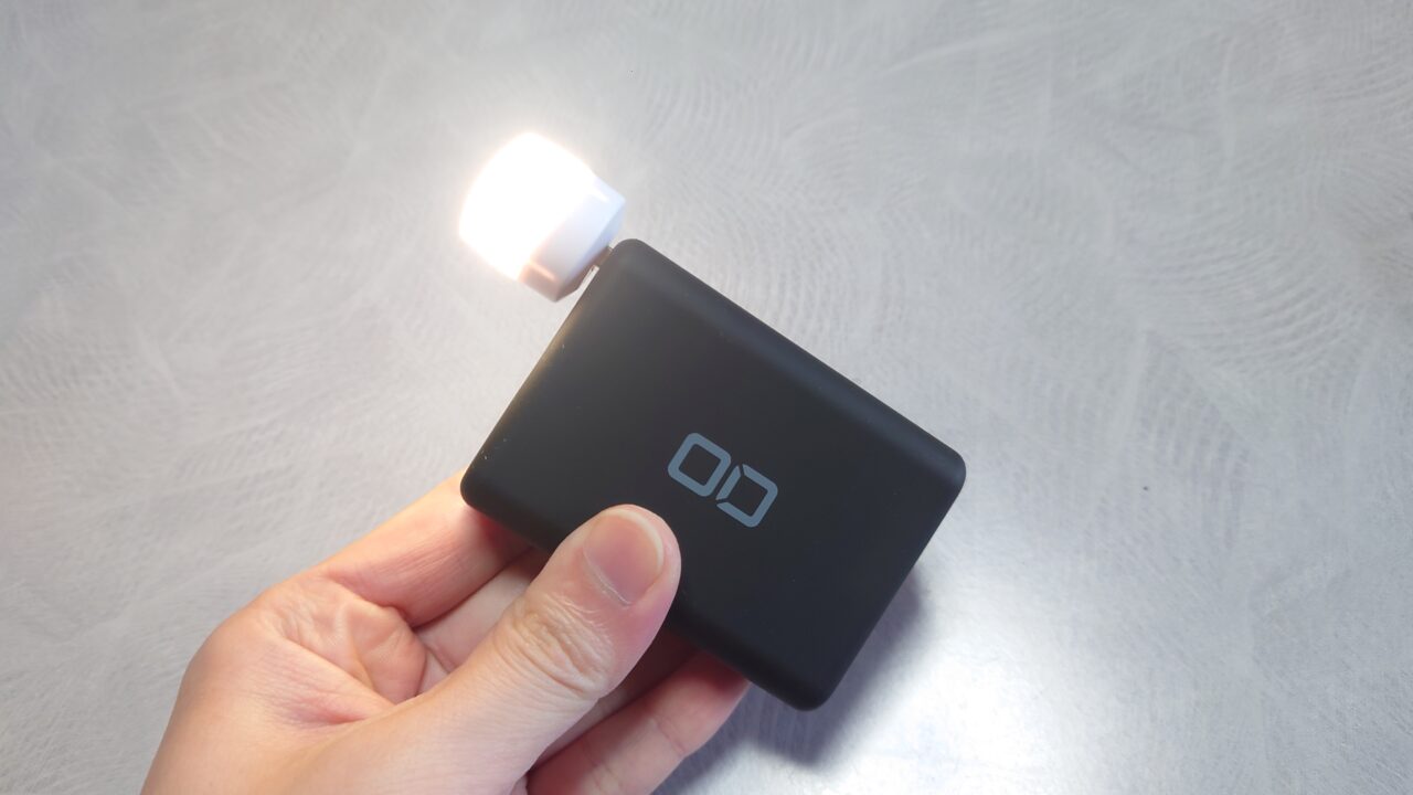 USBライトをモバイルバッテリーに繋いで光らせる。