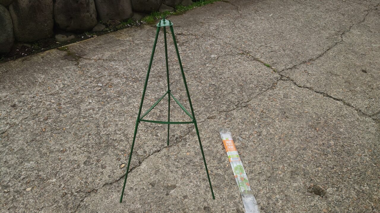 100均（ダイソー）¥330円の連結トマト支柱を組み立てる。三角錐バージョン。
