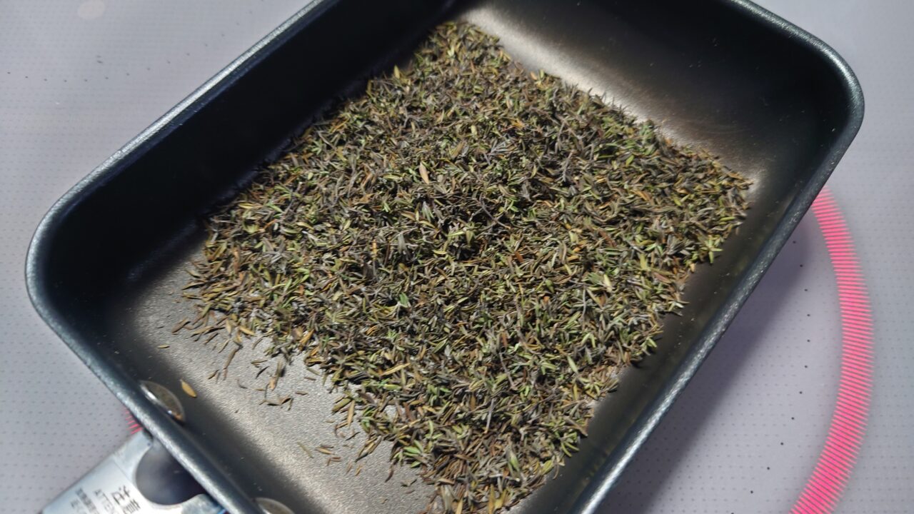 仕分けしたタイムの葉っぱを煎る。