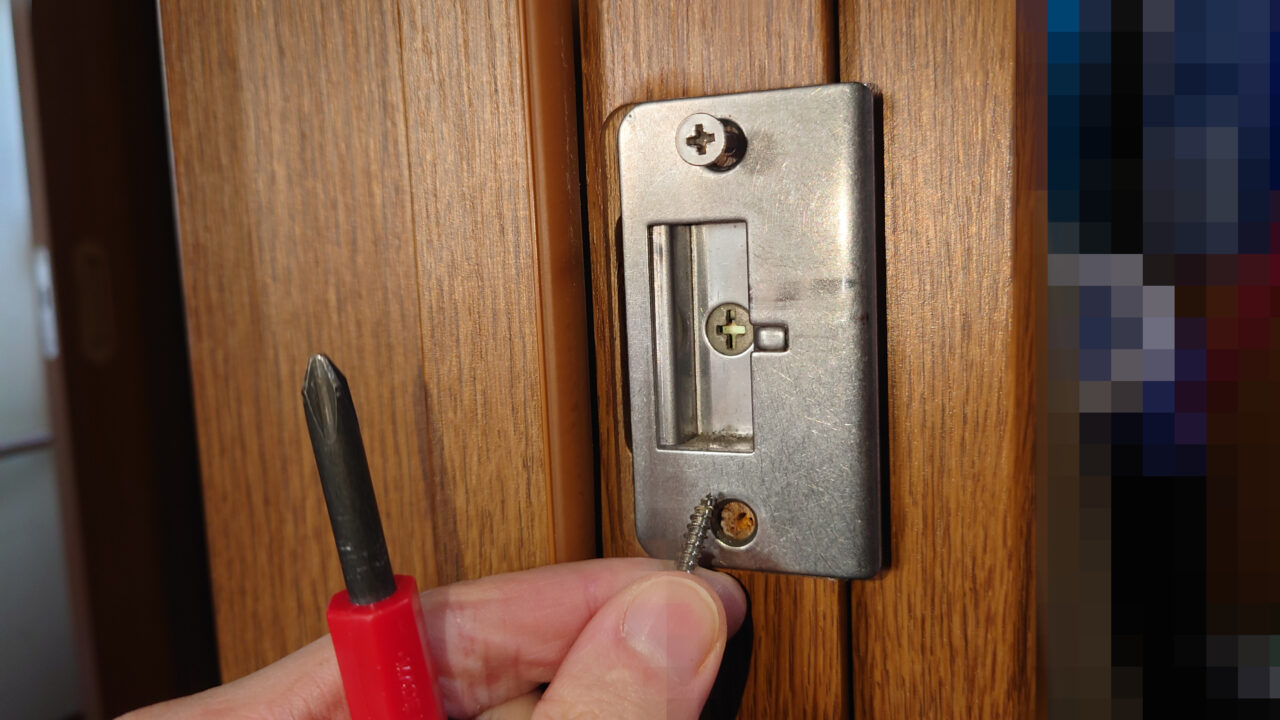 ズラした位置でストライクを固定。