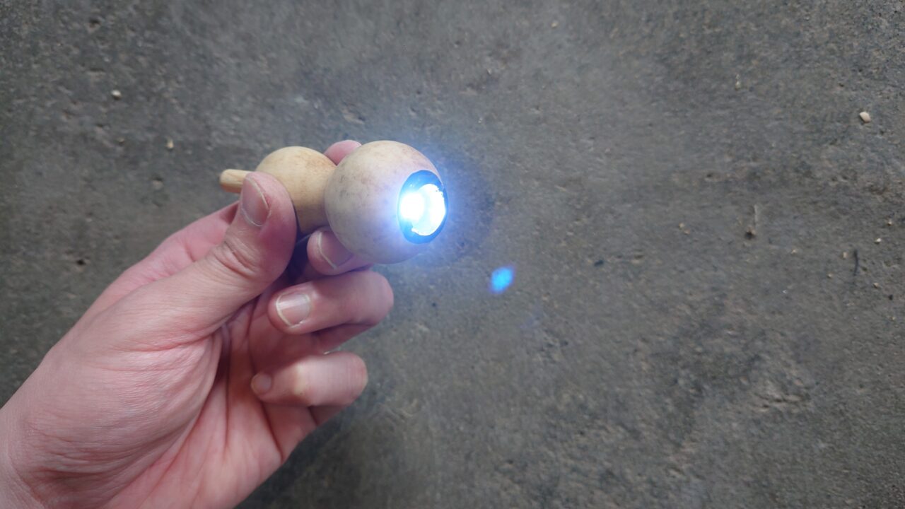 ひょうたんハンディLEDライト（ひょうたんLED懐中電灯）を点灯。