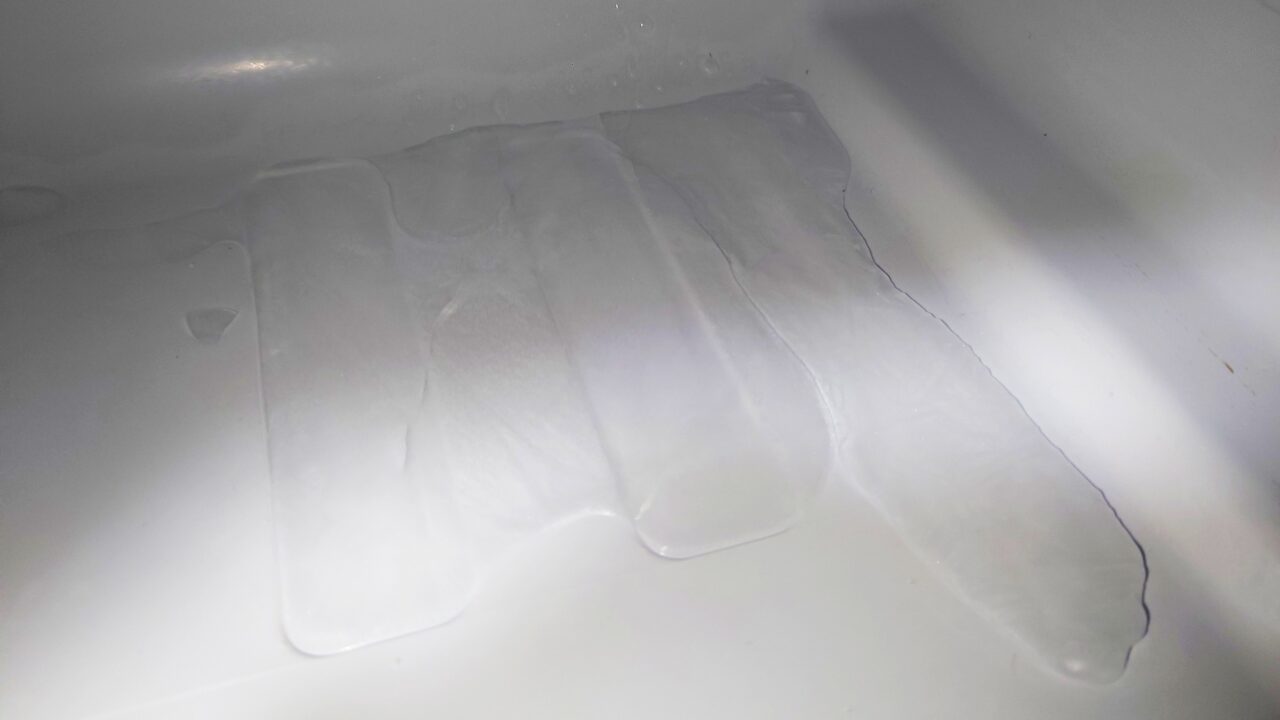 間冷式なのに冷凍室の底面に氷ができている