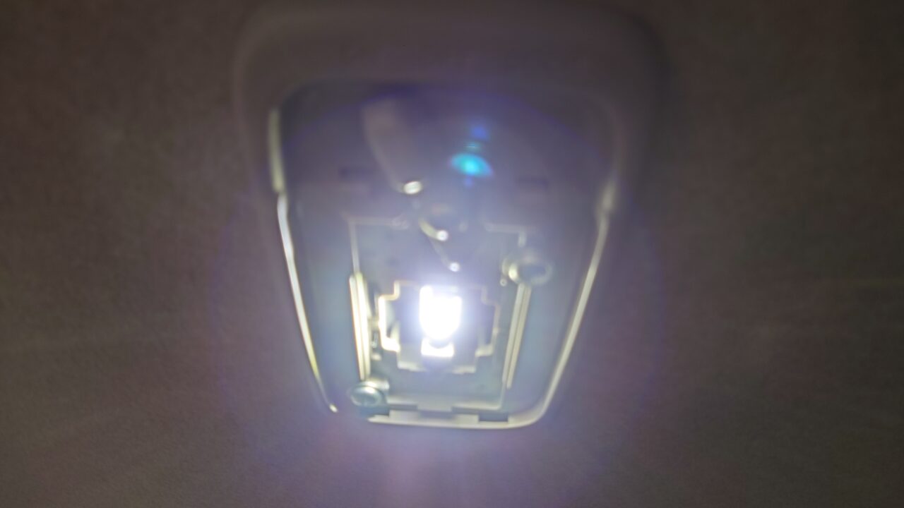 光らなかったのは極性があったからでした。